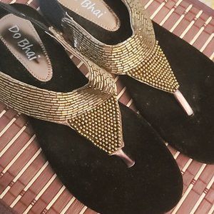 Flat sandles in black and brown